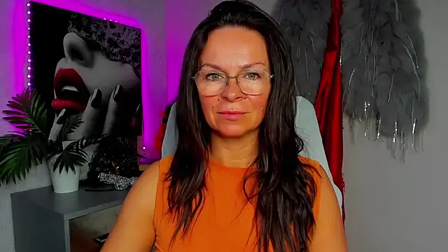 HelenLuxx online show from 05/30/26, 05:25