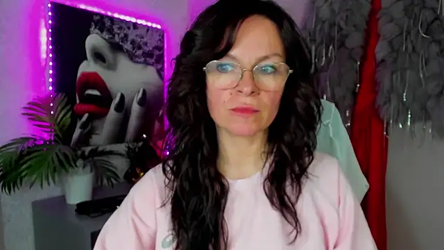 HelenLuxx online show from 04/28/26, 03:05