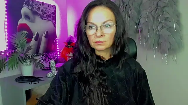 Snapshot of HelenLuxx chatting on 02/04/26, 03:18 HelenLuxx online show from 02/04/26, 03:18