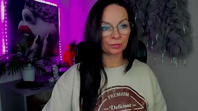 Snapshot of HelenLuxx chatting on 02/02/26, 04:06 HelenLuxx online show from 02/02/26, 04:06