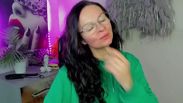 Snapshot of HelenLuxx chatting on 02/27/26, 03:34 HelenLuxx online show from 02/27/26, 03:34