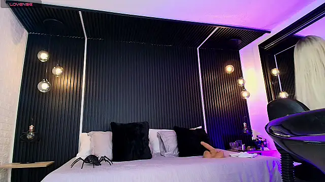  Holly Cat online show from 02/07/25, 07:49