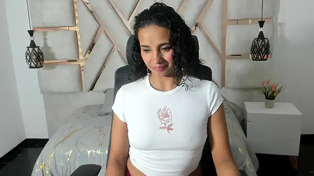 Snapshot of leslyflorez chatting on 03/21/25, 12:07 leslyflorez online show from 03/21/25, 12:07