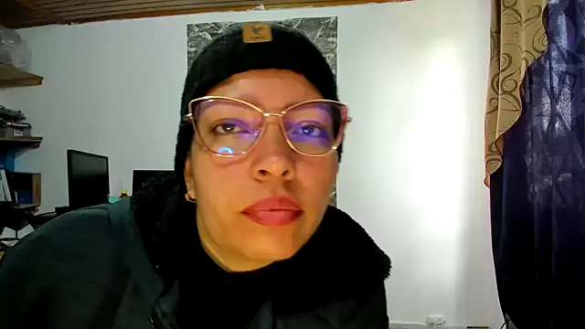 Snapshot of THEBOSSLARA chatting on 02/18/25, 06:04 THEBOSSLARA online show from 02/18/25, 06:04