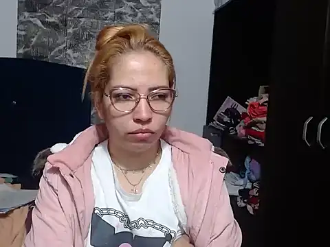 Snapshot of THEBOSSLARA chatting on 11/15/25, 03:27 THEBOSSLARA online show from 11/15/25, 03:27