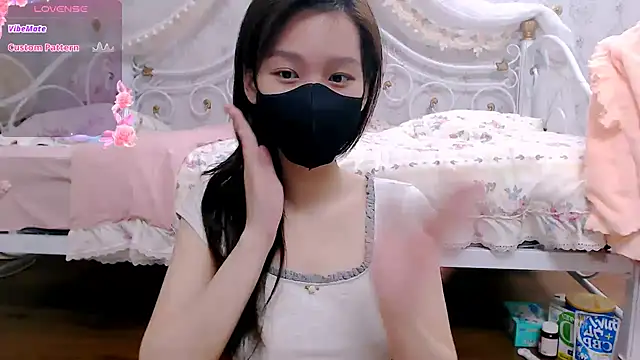 Snapshot of Gyuu-Nyuu chatting on 02/21/25, 01:44 Gyuu-Nyuu online show from 02/21/25, 01:44
