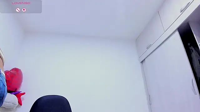 Snapshot of Amelia_Debora_Antonella chatting on 06/20/26, 02:11 Amelia Debora Antonella online show from 06/20/26, 02:11