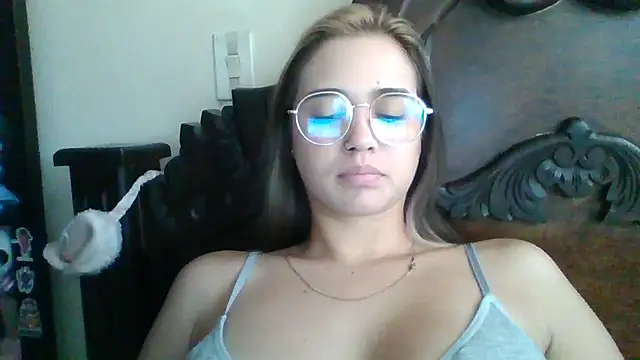 Snapshot of trianabell chatting on 10/14/25, 04:51 trianabell online show from 10/14/25, 04:51