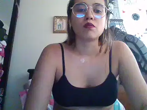 Snapshot of trianabell chatting on 03/21/25, 07:57 trianabell online show from 03/21/25, 07:57