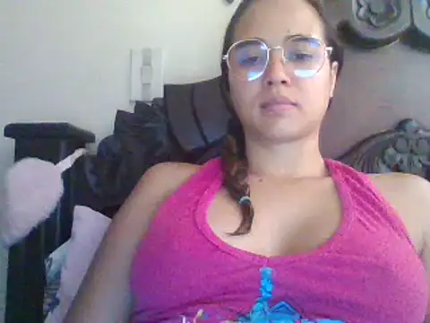 Snapshot of trianabell chatting on 03/11/25, 03:45 trianabell online show from 03/11/25, 03:45