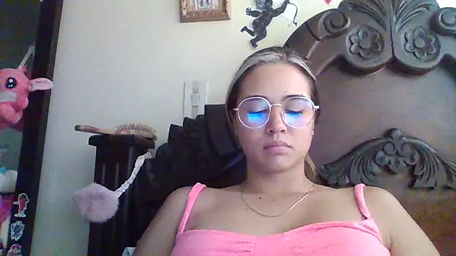 Snapshot of trianabell chatting on 02/19/25, 06:32 trianabell online show from 02/19/25, 06:32