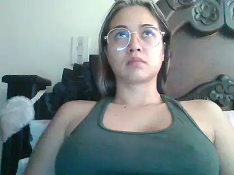 Snapshot of trianabell chatting on 02/25/25, 04:14 trianabell online show from 02/25/25, 04:14