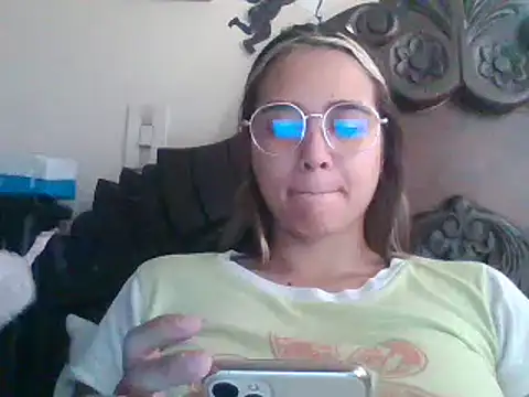 Snapshot of trianabell chatting on 03/10/25, 04:57 trianabell online show from 03/10/25, 04:57