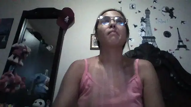 Snapshot of trianabell chatting on 10/20/25, 01:40 trianabell online show from 10/20/25, 01:40
