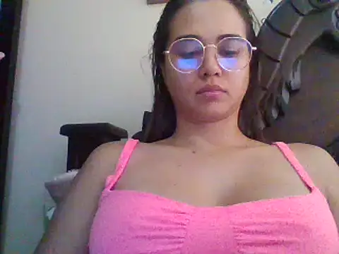 Snapshot of trianabell chatting on 02/26/25, 05:42 trianabell online show from 02/26/25, 05:42