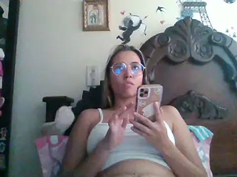 Snapshot of trianabell chatting on 03/22/25, 07:20 trianabell online show from 03/22/25, 07:20