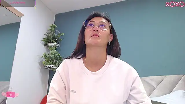 Snapshot of SharisWillian chatting on 09/10/25, 04:00 SharisWillian online show from 09/10/25, 04:00
