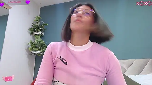 Snapshot of SharisWillian chatting on 09/19/25, 03:54 SharisWillian online show from 09/19/25, 03:54