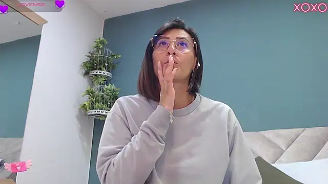 Snapshot of SharisWillian chatting on 10/02/25, 03:54 SharisWillian online show from 10/02/25, 03:54