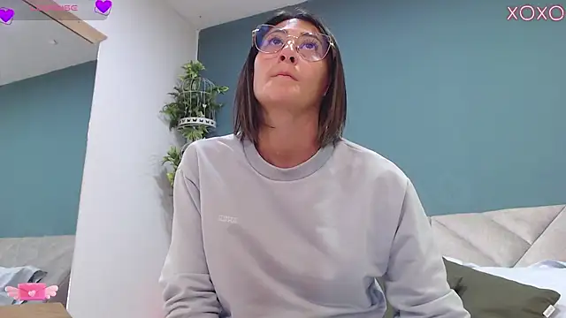 Snapshot of SharisWillian chatting on 09/18/25, 04:04 SharisWillian online show from 09/18/25, 04:04