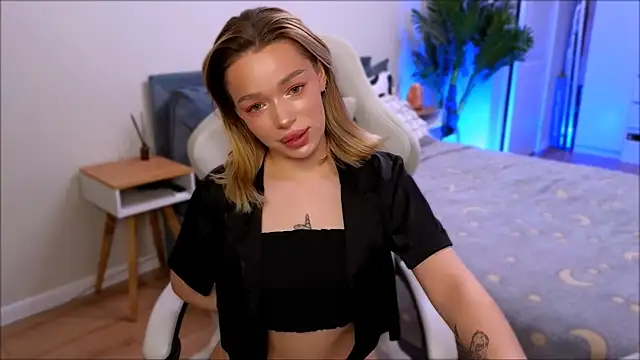 Snapshot of Lily_Yin chatting on 12/18/25, 05:23 Lily Yin online show from 12/18/25, 05:23