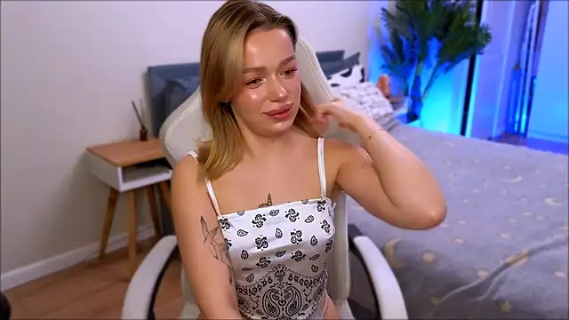 Snapshot of Lily_Yin chatting on 12/19/25, 05:43 Lily Yin online show from 12/19/25, 05:43