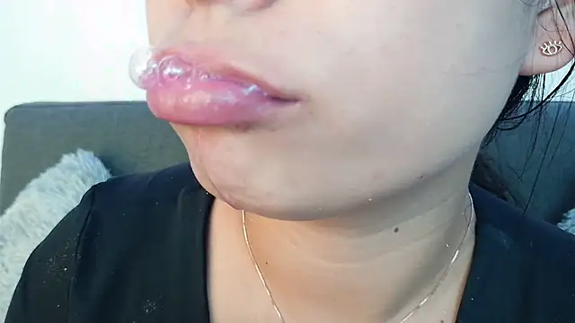 Snapshot of mia_roux13 chatting on 09/11/25, 07:14 mia roux13 online show from 09/11/25, 07:14