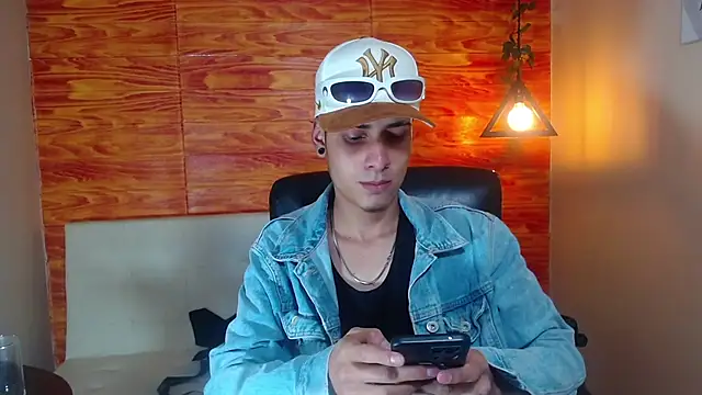 Snapshot of Bastiaan_28 chatting on 02/19/25, 03:06 Bastiaan 28 online show from 02/19/25, 03:06