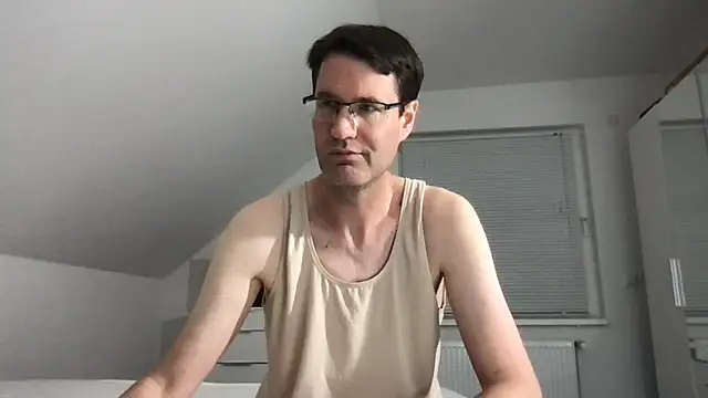 Snapshot of zxzx_cam1 chatting on 09/09/25, 03:54 zxzx cam1 online show from 09/09/25, 03:54
