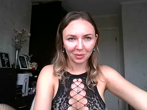 Snapshot of AngelinaLove28 chatting on 10/13/25, 06:26 AngelinaLove28 online show from 10/13/25, 06:26