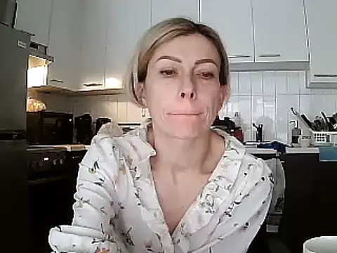 Snapshot of anechka1 chatting on 12/17/24, 03:27 anechka1 online show from 12/17/24, 03:27