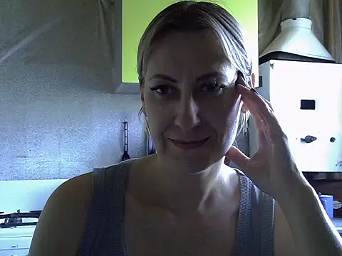 Snapshot of AshleyXHoney chatting on 09/22/25, 10:43 AshleyXHoney online show from 09/22/25, 10:43