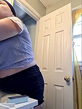 Snapshot of MilfyMrsRobinson chatting on 05/29/26, 02:34 MilfyMrsRobinson online show from 05/29/26, 02:34