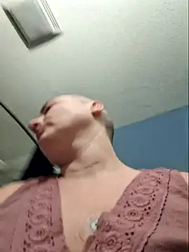 Snapshot of MilfyMrsRobinson chatting on 05/01/26, 03:28 MilfyMrsRobinson online show from 05/01/26, 03:28