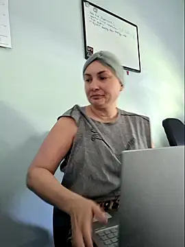 Snapshot of MilfyMrsRobinson chatting on 05/18/26, 01:49 MilfyMrsRobinson online show from 05/18/26, 01:49