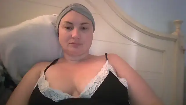 Snapshot of MilfyMrsRobinson chatting on 05/27/26, 12:12 MilfyMrsRobinson online show from 05/27/26, 12:12