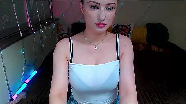 Snapshot of LizaSenri chatting on 10/13/25, 06:37 LizaSenri online show from 10/13/25, 06:37