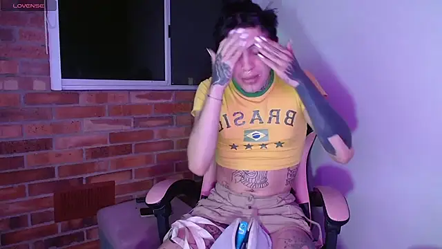 charlotbelucci  online show from 11/12/25, 09:24