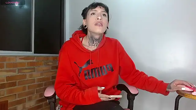 charlotbelucci  online show from 10/31/25, 08:33