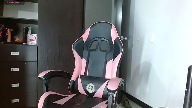 charlotbelucci  online show from 11/27/25, 08:37