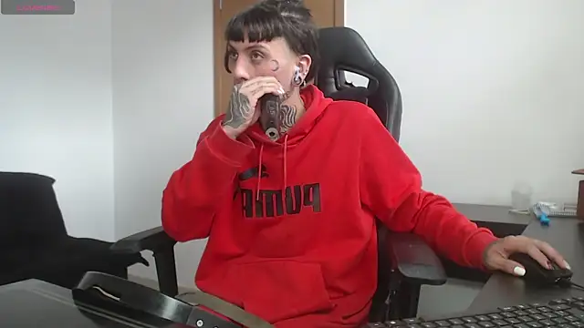 charlotbelucci  online show from 10/25/25, 10:47