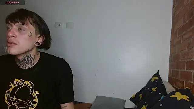 charlotbelucci  online show from 12/18/25, 11:14