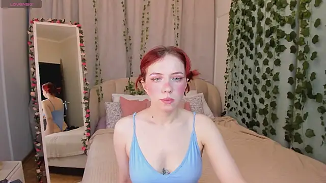 Snapshot of Love_is_Lola chatting on 11/06/25, 11:53 Love is Lola online show from 11/06/25, 11:53