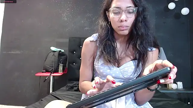 Snapshot of EmilyGomezLS chatting on 03/12/25, 11:21 EmilyGomezLS online show from 03/12/25, 11:21