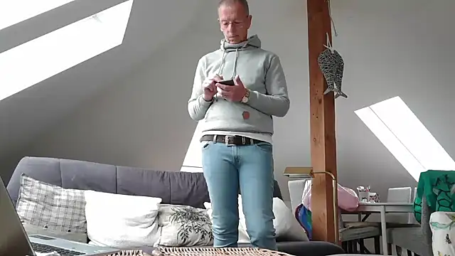 maxmueller321 online show from 04/01/26, 08:04