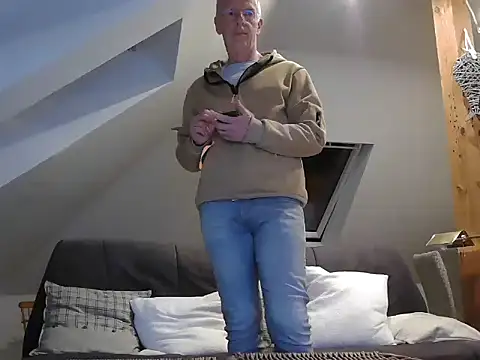 Snapshot of maxmueller321 chatting on 03/03/26, 06:15 maxmueller321 online show from 03/03/26, 06:15