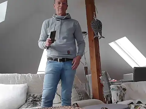 Snapshot of maxmueller321 chatting on 12/22/25, 10:15 maxmueller321 online show from 12/22/25, 10:15