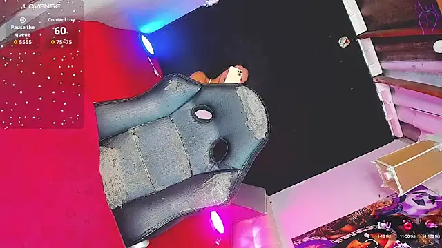 Snapshot of Bigcatalove chatting on 10/12/25, 12:01 Bigcatalove online show from 10/12/25, 12:01