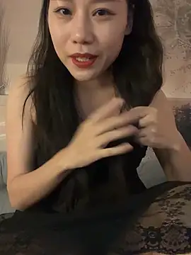 Snapshot of Eliza-E chatting on 12/16/25, 01:15 Eliza-E online show from 12/16/25, 01:15