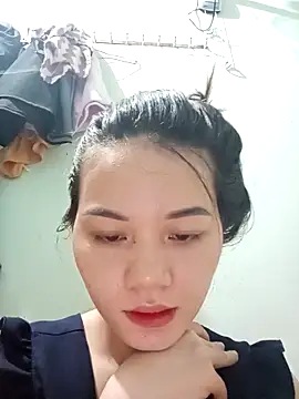 Ngoc-Trinh online show from 10/22/25, 09:46